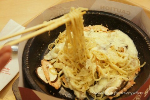 pasta on sizzling hot plate