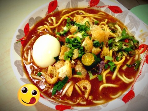sweet slightly spicy gravy with noodles, egg, lime & tofu