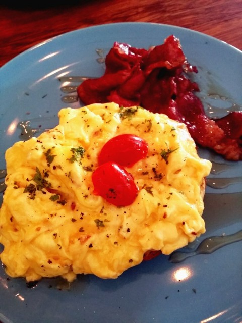 Scramble eggs on pancake with bacon~ Sweet and savoury combined! 
