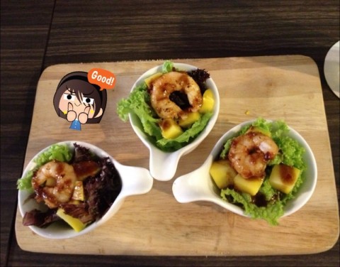 entree of seared prawns on mango in lettuce served in 3 cups - fresh!