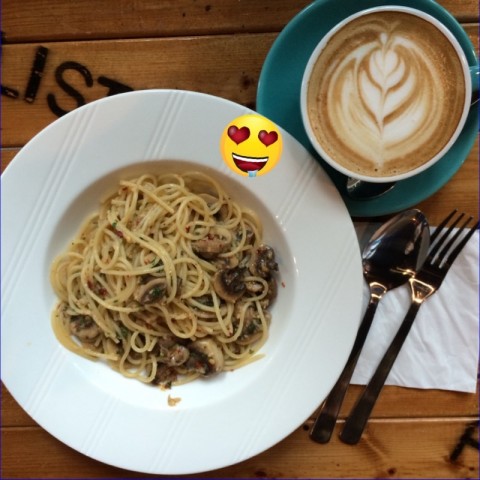 Spaghetti + coffee latte 😋😋😋