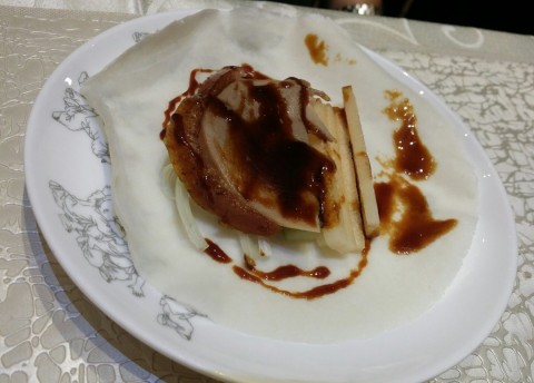 This is how to eat peking duck.. 