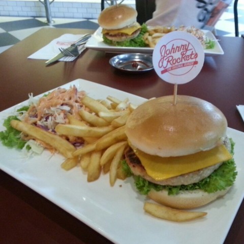 The meat is so juicy n grilled well! but salad is a bit dry ~ overall the burger is very delicious 