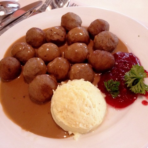 15pcs beef meatballs served with mashed potato & brown sauce and cranberry jam - yummmz!!!!!!