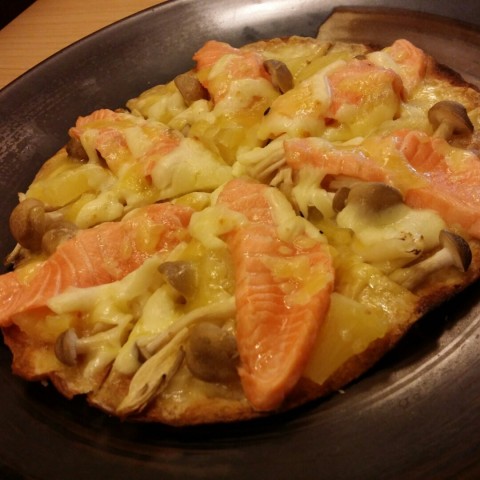 My DIY Pizza - Cheezy Sauce, Salmon Sliced,Pineapple Cube and Shimeji Mushroom.. 