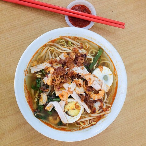  The prawn mee which is well cooked complete with the aromatic and yet robust flavours from the prawns and the chilly base. It is then served with the choices of noodles- mee , bihun or both mee 