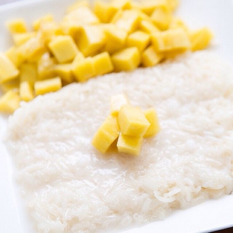 
The Mango Sticky Rice (RM8.50) does not look much appealing when it is being served to our table. Served with the cube mangoes together with the glutinous rice.It is such a awesome delights to enjoy 