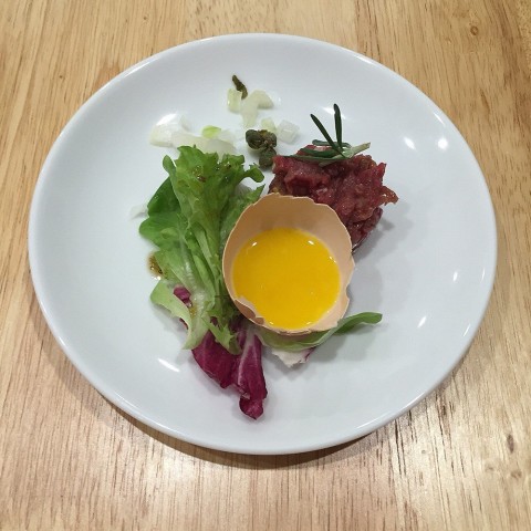 Seasoned raw beef served with onions, capers, raw egg yolk and served with pickled and bread. 