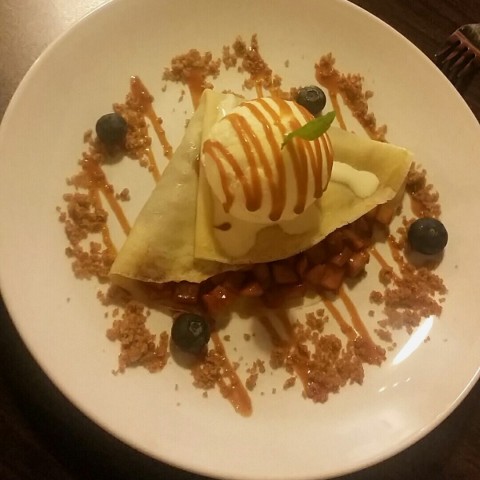 Crepe was filled with cinnamon apple, wholemeal crumble, blueberries, vanilla ice cream and salted caramel drizzled throughout. never disappointed 😁 food: 9/10 price: 9/10 