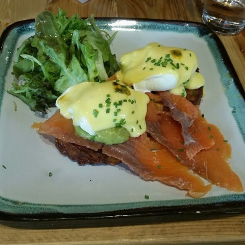Perfectly poached eggs with really yummy hollandaise sauce on top with Avocado below, everything rests on a bed of baked potato rosti! look at that salmon 😍 food: 9/10 price: 7/10 